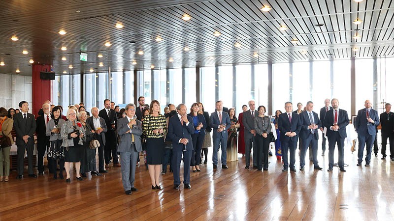 Các đại biểu tham dự chào cờ tại lễ kỷ niệm.