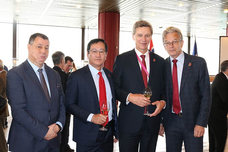 Đại sứ Lê Hồng Lam và Tổng Thư ký Bộ Ngoại giao Tore Hattrem chụp ảnh lưu niệm với các vị khách quý dự lễ.