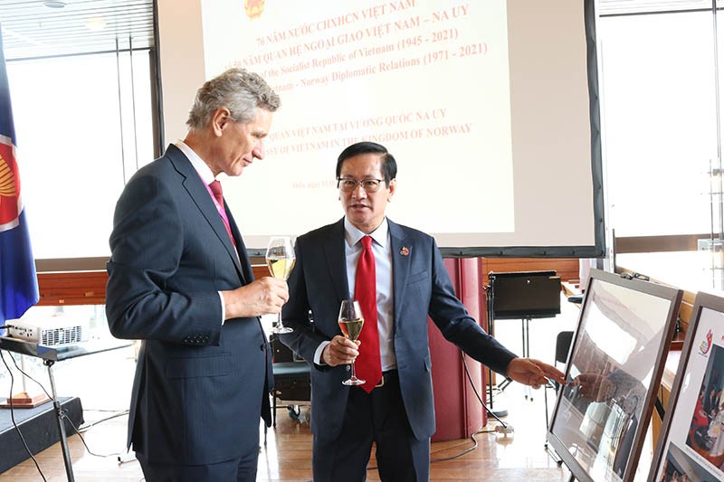 Đại sứ Lê Hồng Lam giới thiệu với Tổng Thư ký Bộ Ngoại giao Tore Hattrem ảnh về văn hóa, đất nước, con người Việt Nam và những dấu mốc lịch sử phát triển của mối quan hệ hai nước.