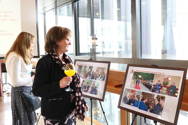 Các đại biểu xem ảnh triển lãm.