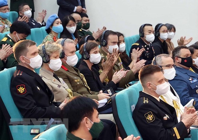 Đại diện thường trú Liên hợp quốc và các cơ quan ngoại giao tại Việt Nam tham dự buổi lễ. (Nguồn: TTXVN) Đại diện thường trú Liên hợp quốc và các cơ quan ngoại giao tại Việt Nam tham dự buổi lễ. (Nguồn: TTXVN)