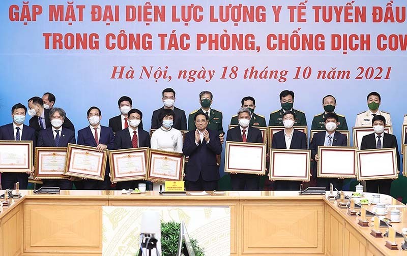 Thủ tướng Phạm Minh Chính trao Bằng khen cho các cá nhân tiêu biểu, xuất sắc trong công tác phòng, chống dịch Covid-19. (Nguồn: TTXVN)