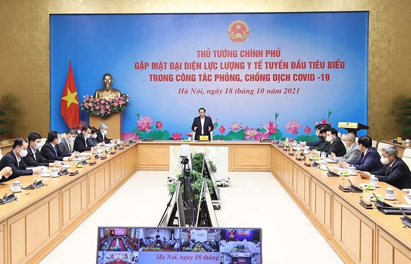 Thủ tướng Phạm Minh Chính động viên, ghi nhận những đóng góp tích cực của các lực lượng y tế tuyến đầu chống dịch. (Nguồn: TTXVN)
