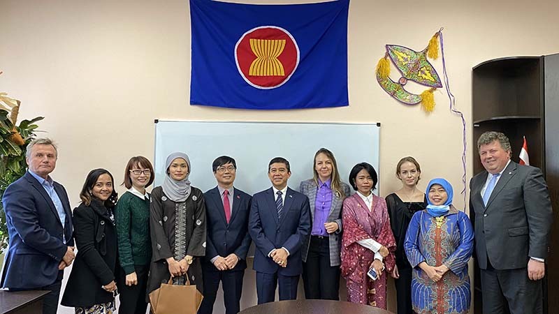 Các đại biểu chụp ảnh lưu niệm tại trụ sở Trung tâm Nghiên cứu các nước ASEAN tại Ukraine.