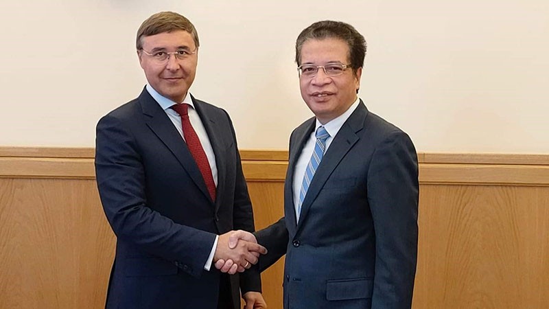 Bộ trưởng Bộ Khoa học và Giáo dục Đại học LB Nga Falkov Valery Nhikolaievich và Đại sứ Đặng Minh Khôi.