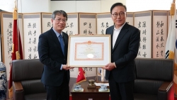 Trao Bằng khen của Thủ tướng tặng Tổng lãnh sự danh dự Việt Nam tại khu vực Busan-Gyeongnam, Hàn Quốc