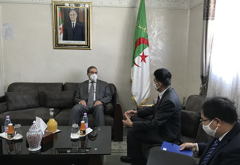 Đại sứ Nguyễn Thành Vinh trao đổi với Tỉnh trưởng Constantine Messaoud Djari