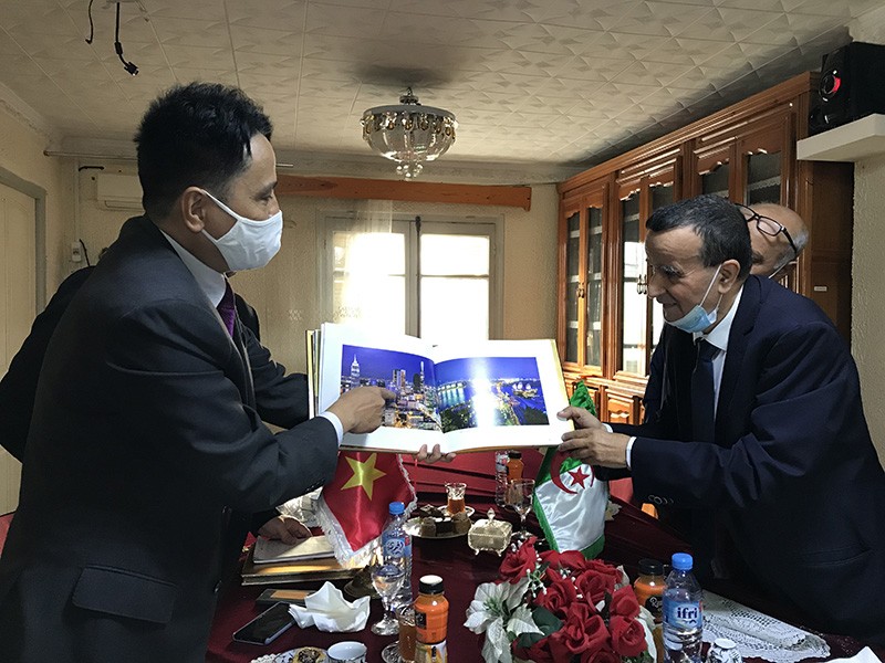Đại sứ Nguyễn Thành Vinh làm việc với Chủ tịch Phòng Thương mại và Công nghiệp Constantine Souici Larbi.