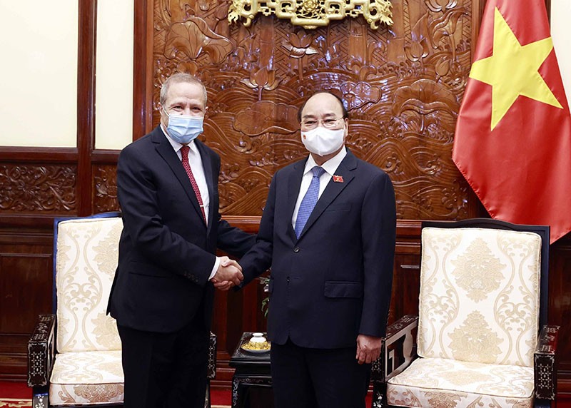Chủ tịch nước Nguyễn Xuân Phúc đã tiếp Đại sứ Algeria Mohamed Berrah chào từ biệt, kết thúc nhiệm kỳ công tác. (Nguồn: TTXVN)