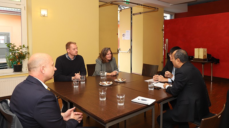 Đại sứ Nguyễn Trung Kiên gặp và làm việc với bà Elke Kahr, Chủ tịch Đảng Cộng sản tại bang Styria, Áo.