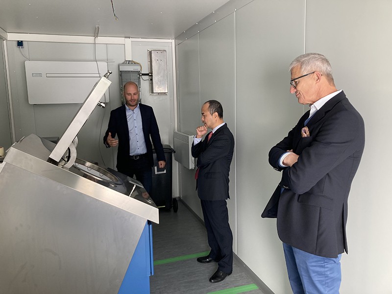 Đại sứ Nguyễn Trung Kiên thăm doanh nghiệp địa phương Christof Industries.