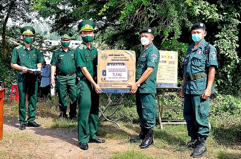 Đại diện Đồn Biên phòng Phú Hữu trao quà cho lực lượng Bảo vệ biên giới Campuchia. (Ảnh: Chiến Khu)