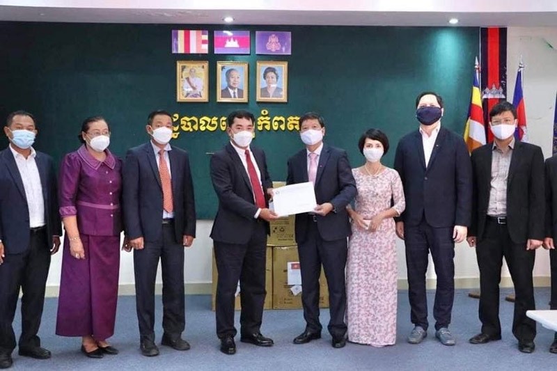 Để góp phần giúp nhân dân hai tỉnh Kampot và Kep ngăn ngừa hiệu quả dịch bệnh Covid-19, Tổng Lãnh sự quán đã trao tặng mỗi tỉnh 7.500 khẩu trang nhân dịp này.