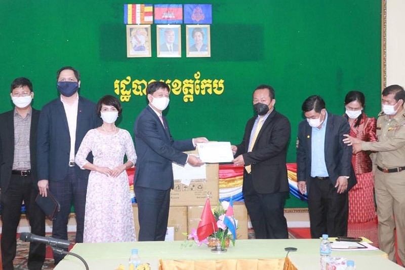 Để góp phần giúp nhân dân hai tỉnh Kampot và Kep ngăn ngừa hiệu quả dịch bệnh Covid-19, Tổng Lãnh sự quán đã trao tặng mỗi tỉnh 7.500 khẩu trang nhân dịp này.