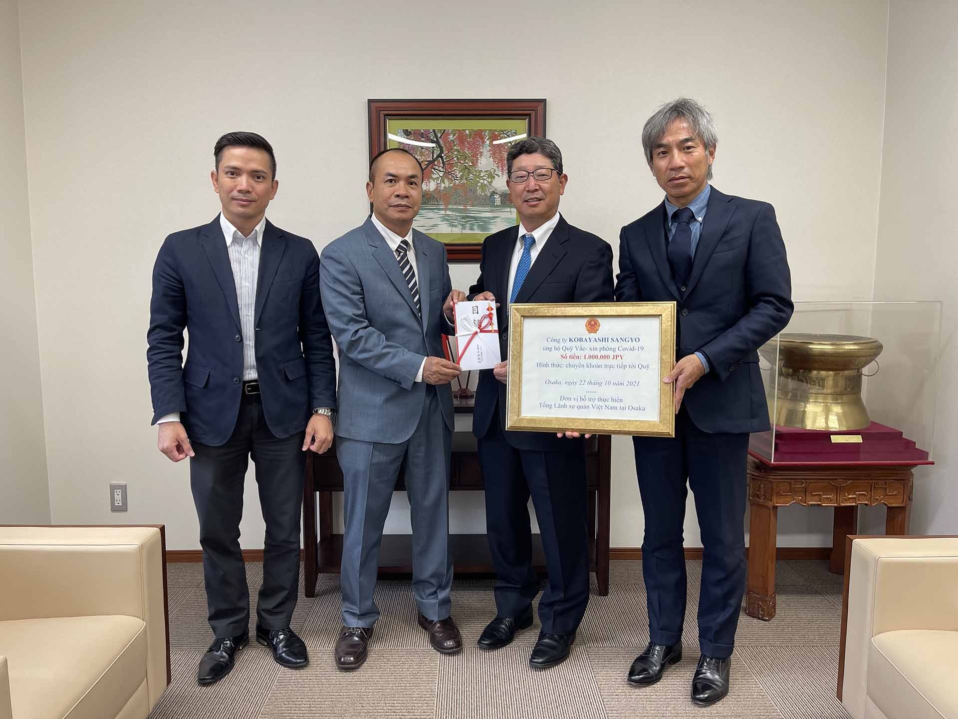 Thay mặt công ty Kobayashi Sangyo, ông Kobayashi đã trao tượng trưng số tiền 1 triệu Yên Nhật (tương đương 210 triệu đồng) tới Tổng lãnh sự Nguyễn Hồng Hà để đóng góp vào Quỹ công tác phòng, chống dịch Covid-19 Việt Nam. Thay mặt công ty Kobayashi Sangyo, ông Kobayashi đã trao tượng trưng số tiền 1 triệu Yên Nhật (tương đương 210 triệu đồng) tới Tổng lãnh sự Nguyễn Hồng Hà để đóng góp vào Quỹ công tác phòng, chống dịch Covid-19 Việt Nam.