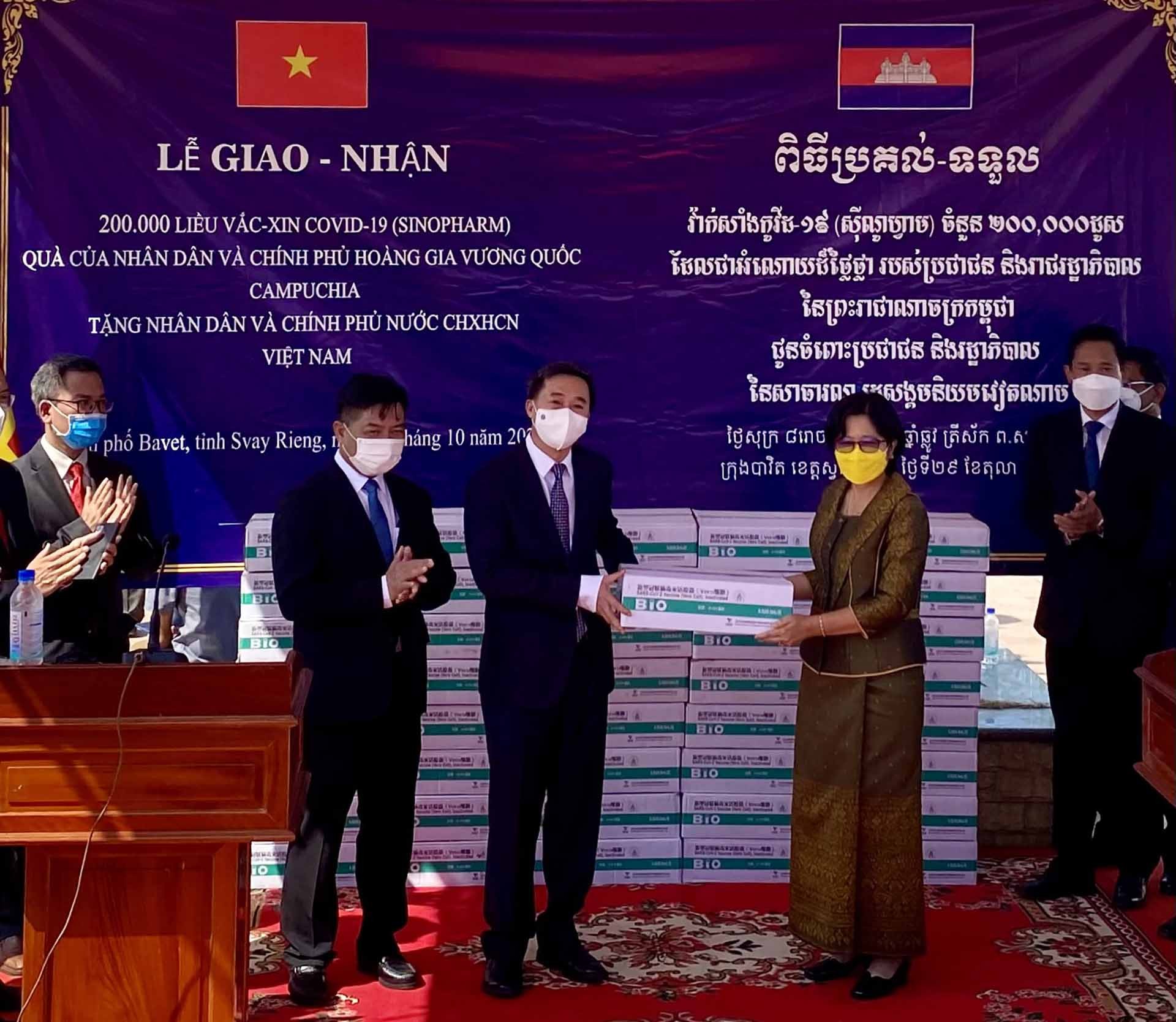 Lễ bàn giao 200.000 liều vaccine Vero Cell của hãng Sinopham là quà tặng của Chính phủ Vương quốc Campuchia dành cho Chính phủ và nhân dân Việt Nam.
