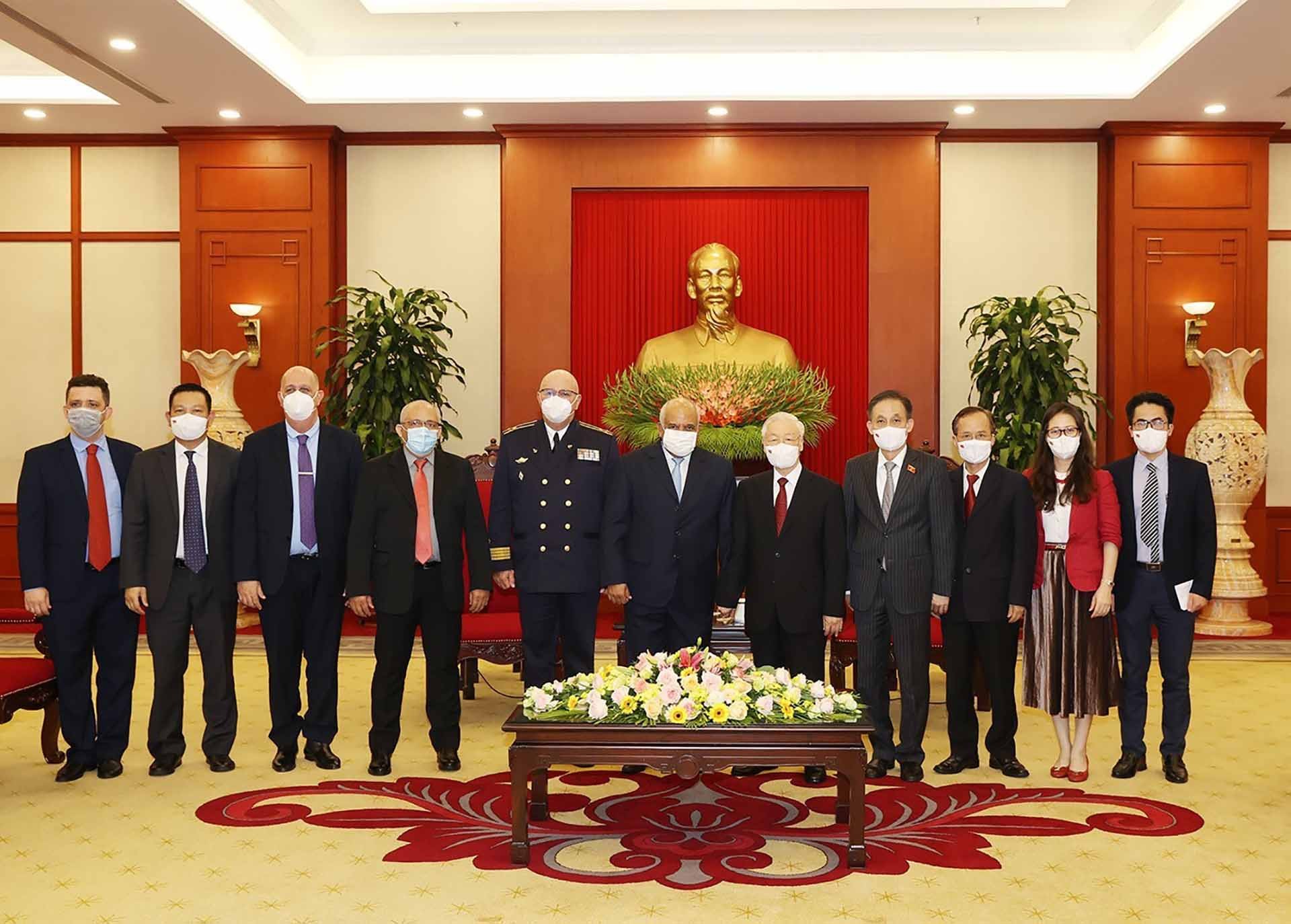 Tổng Bí thư Nguyễn Phú Trọng và Đại sứ Cộng hòa Cuba Orlando Nicolás Hernández Guillén chụp ảnh chung với các đại biểu. (Nguồn: TTXVN)