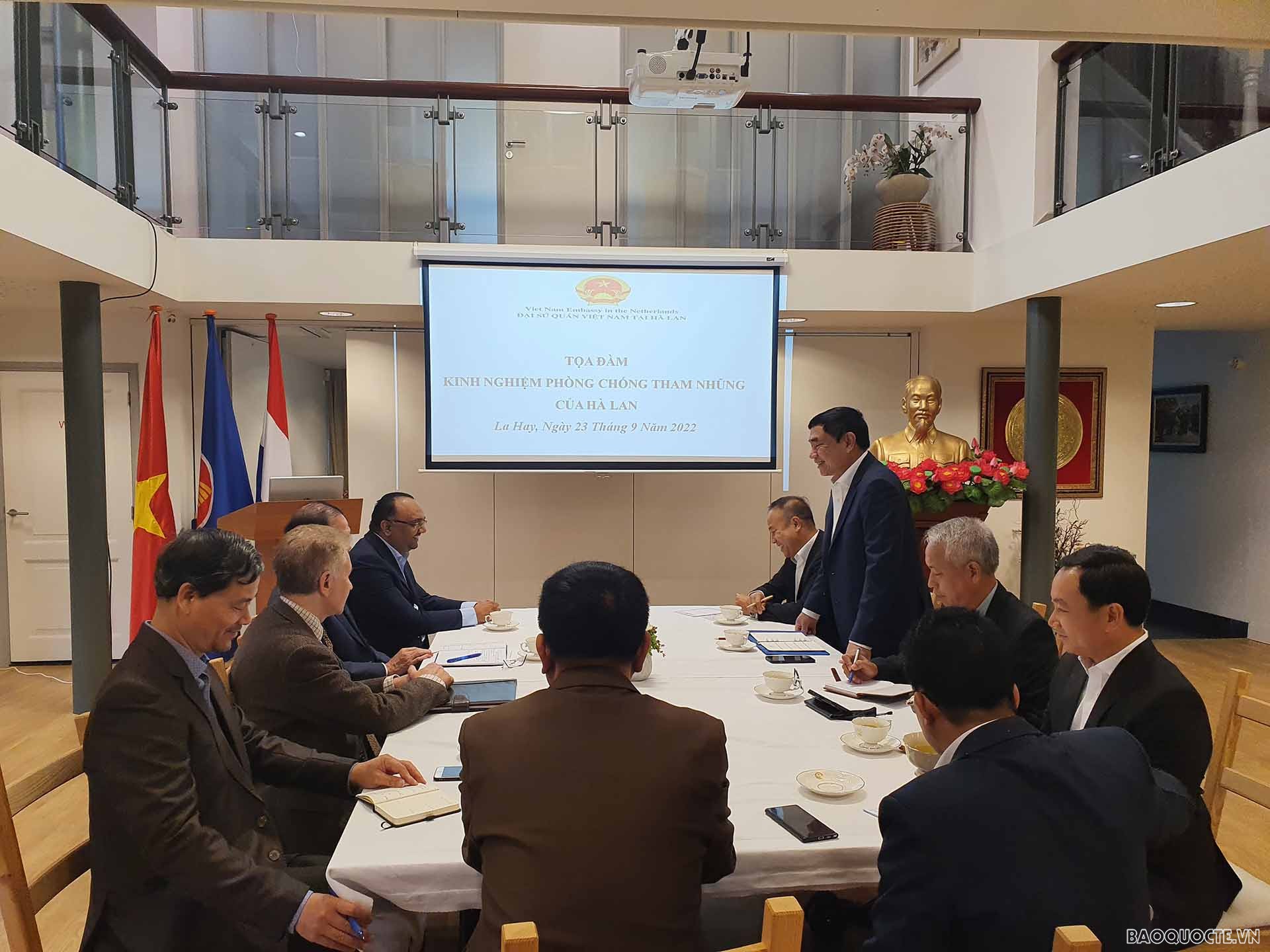 Phó Trưởng ban Nội chính Trung ương Trần Quốc Cường cùng Đại sứ quán Việt Nam tại Hà Lan làm việc với các chuyên gia luật cao cấp của Bộ Xã hội và Việc làm Hà Lan về kinh nghiệm phòng chống tham nhũng.