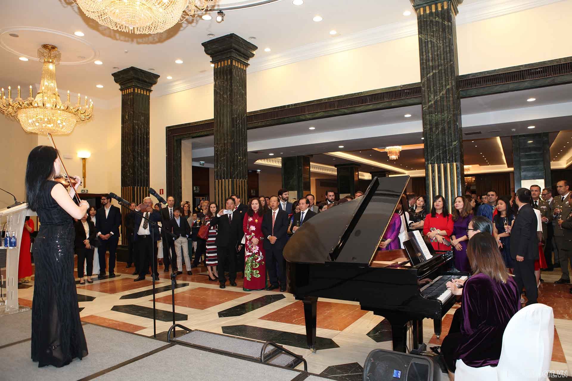 Kỷ niệm 77 năm Quốc khánh và 45 năm ngày thiết lập quan hệ ngoại giao Việt Nam Tây Ban Nha