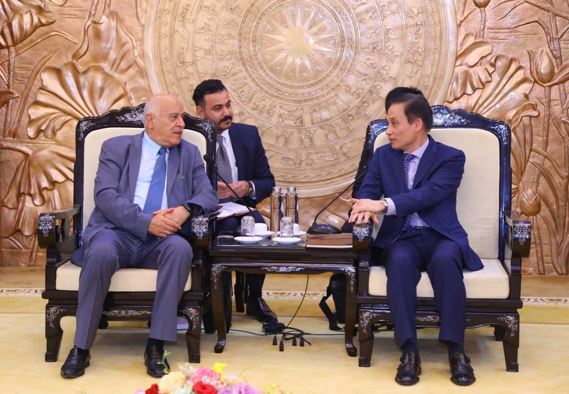 Trưởng Ban Đối ngoại Trung ương Lê Hoài Trung tiếp Thường trực Ban Bí thư Đảng Phong trào Giải phóng Dân tộc Palestine Jibril Alrjoub. (Nguồn: TTXVN)