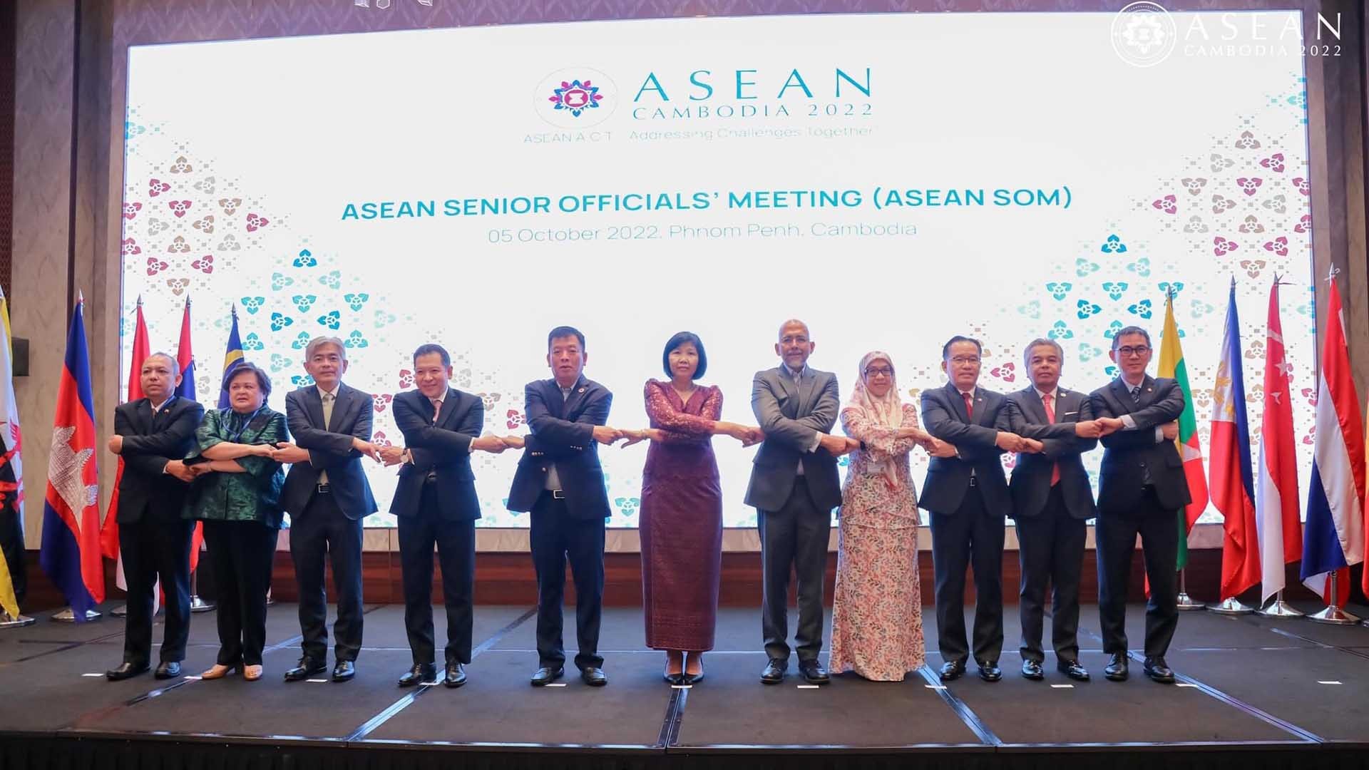 Đại sứ Vũ Hồ, Trưởng SOM ASEAN Việt Nam dẫn đầu, đã tham dự các cuộc họp Quan chức Cao cấp ASEAN.