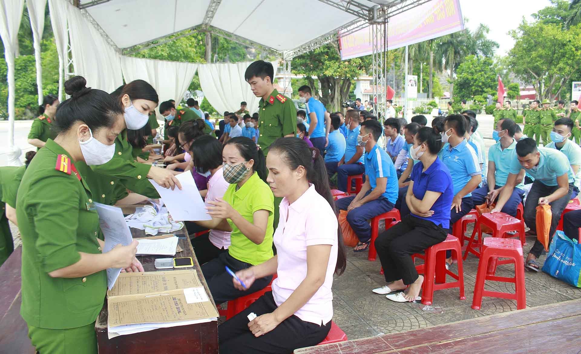 Phạm nhân được đặc xá làm thủ tục trước khi trở về với gia đình. (Nguồn: TTXVN)