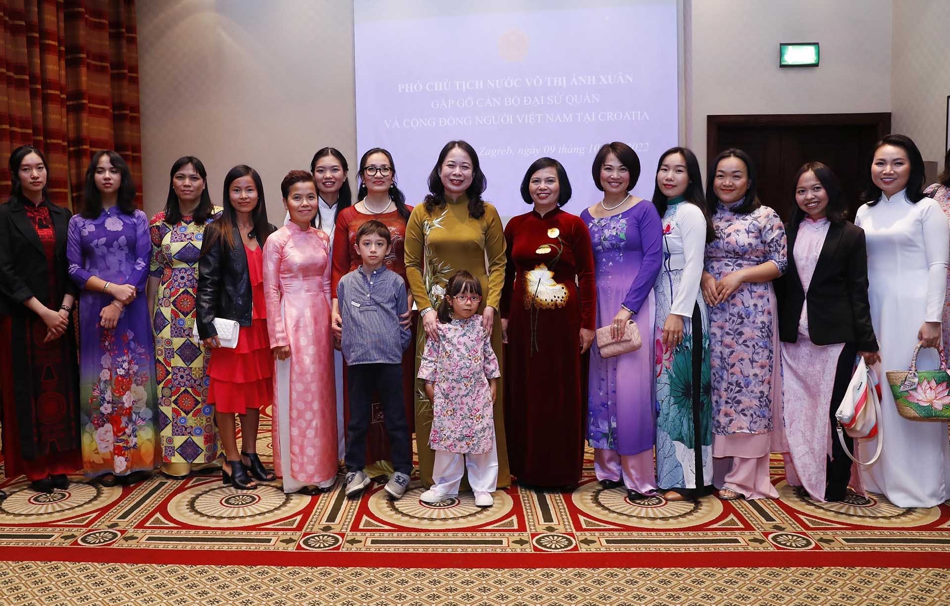 Phó Chủ tịch nước Võ Thị Ánh Xuân với đại diện cộng đồng người Việt Nam đang sinh sống và làm việc tại Croatia. (Nguồn: TTXVN) Phó Chủ tịch nước Võ Thị Ánh Xuân với đại diện cộng đồng người Việt Nam đang sinh sống và làm việc tại Croatia. (Nguồn: TTXVN)