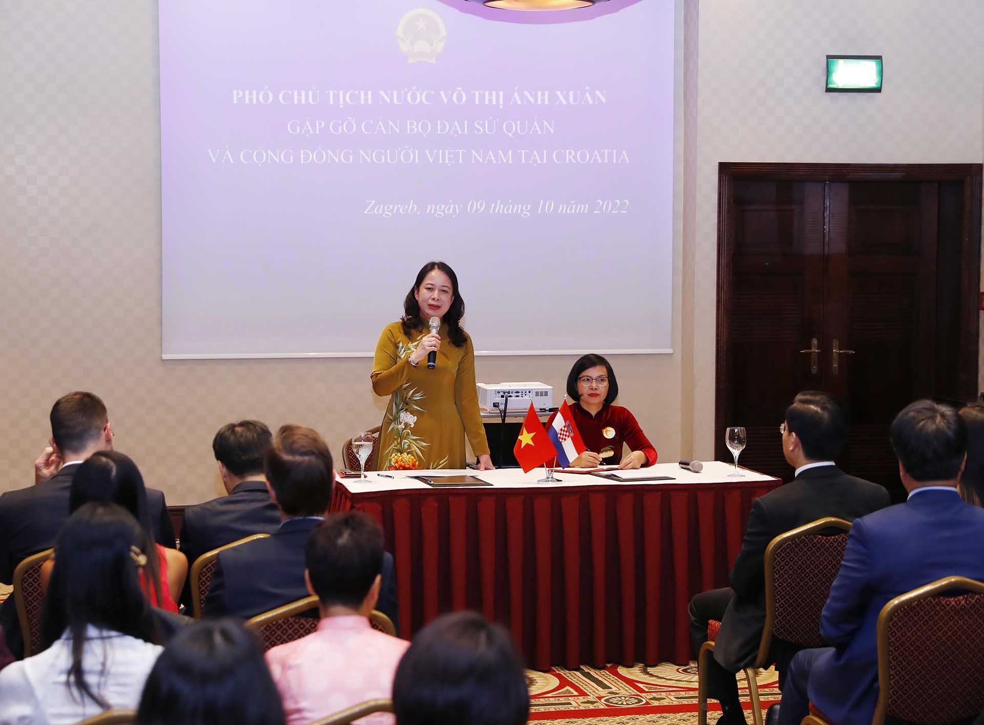 Phó Chủ tịch nước Võ Thị Ánh Xuân nói chuyện với cán bộ, nhân viên Đại sứ quán Việt Nam tại Hungary kiêm nhiệm Croatia và đại diện cộng đồng người Việt Nam đang sinh sống và làm việc tại Croatia. (Nguồn: TTXVN) Phó Chủ tịch nước Võ Thị Ánh Xuân nói chuyện với cán bộ, nhân viên Đại sứ quán Việt Nam tại Hungary kiêm nhiệm Croatia và đại diện cộng đồng người Việt Nam đang sinh sống và làm việc tại Croatia. (Nguồn: TTXVN)