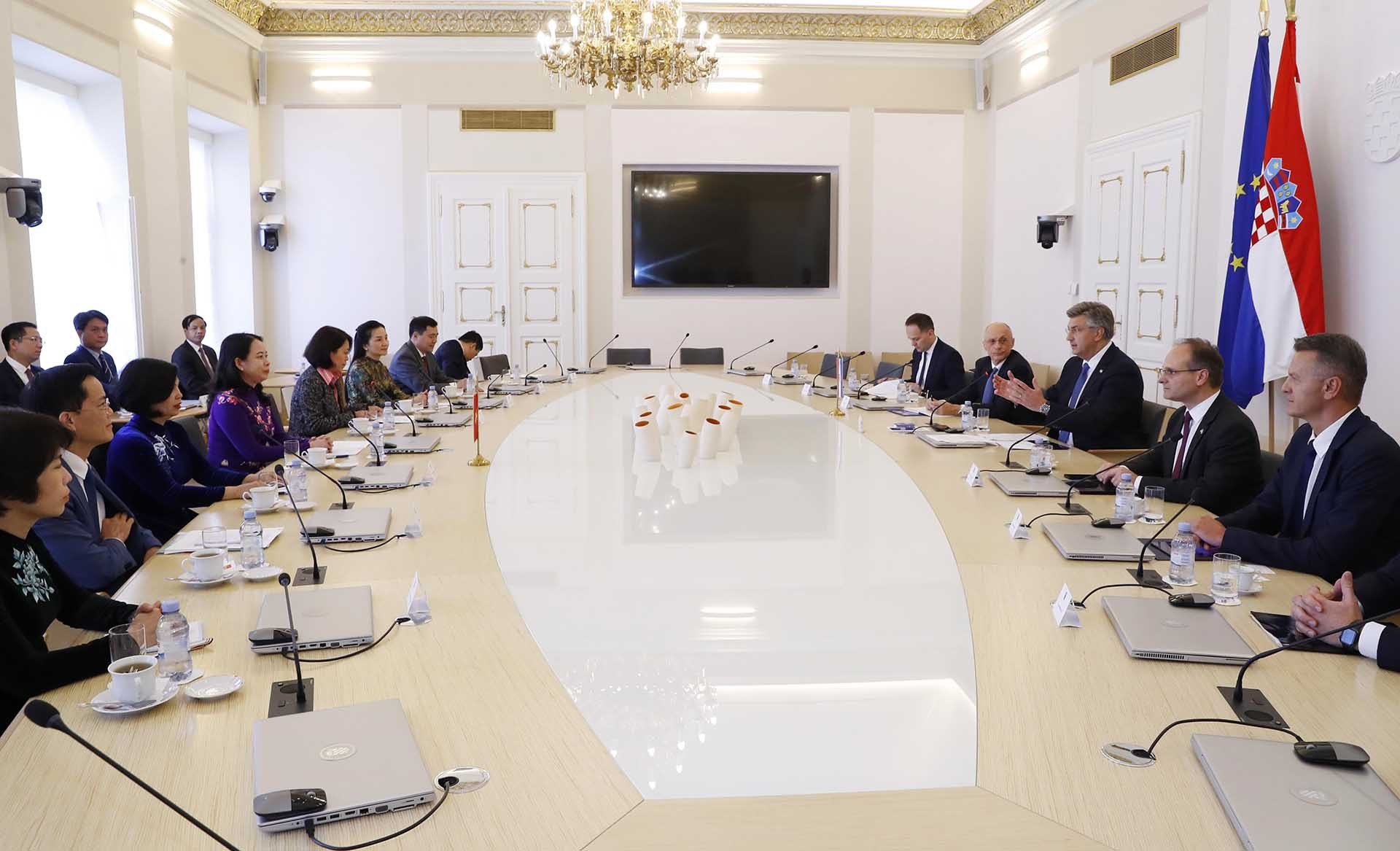 Phó Chủ tịch nước Võ Thị Ánh Xuân hội đàm với Thủ tướng Croatia Andrej Plenković. (Nguồn: TTXVN) Phó Chủ tịch nước Võ Thị Ánh Xuân hội đàm với Thủ tướng Croatia Andrej Plenković. (Nguồn: TTXVN)