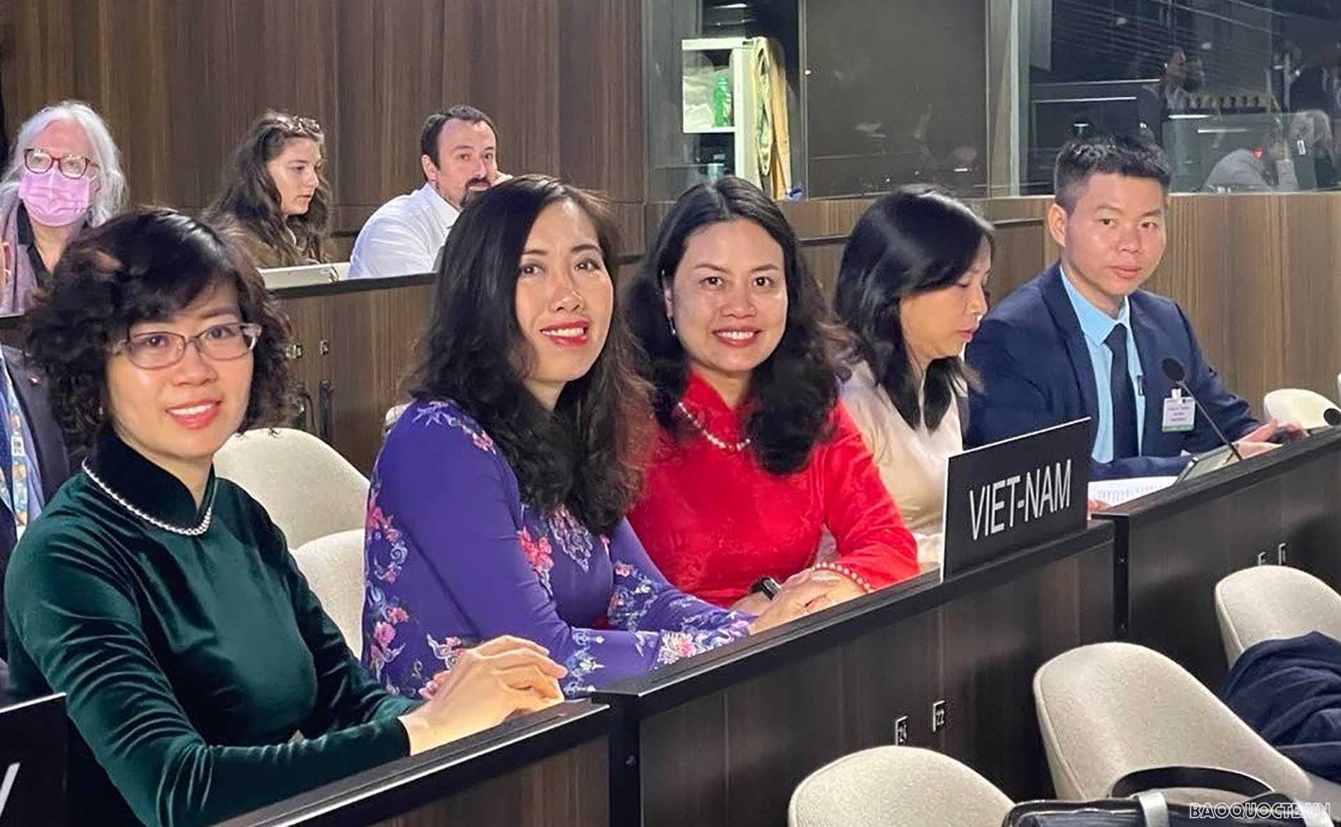 Bà Lê Thị Thu Hằng, Trợ lý Bộ trưởng Ngoại giao và đoàn Việt Nam tại phiên họp. Bà Lê Thị Thu Hằng, Trợ lý Bộ trưởng Ngoại giao và đoàn Việt Nam tại phiên họp.