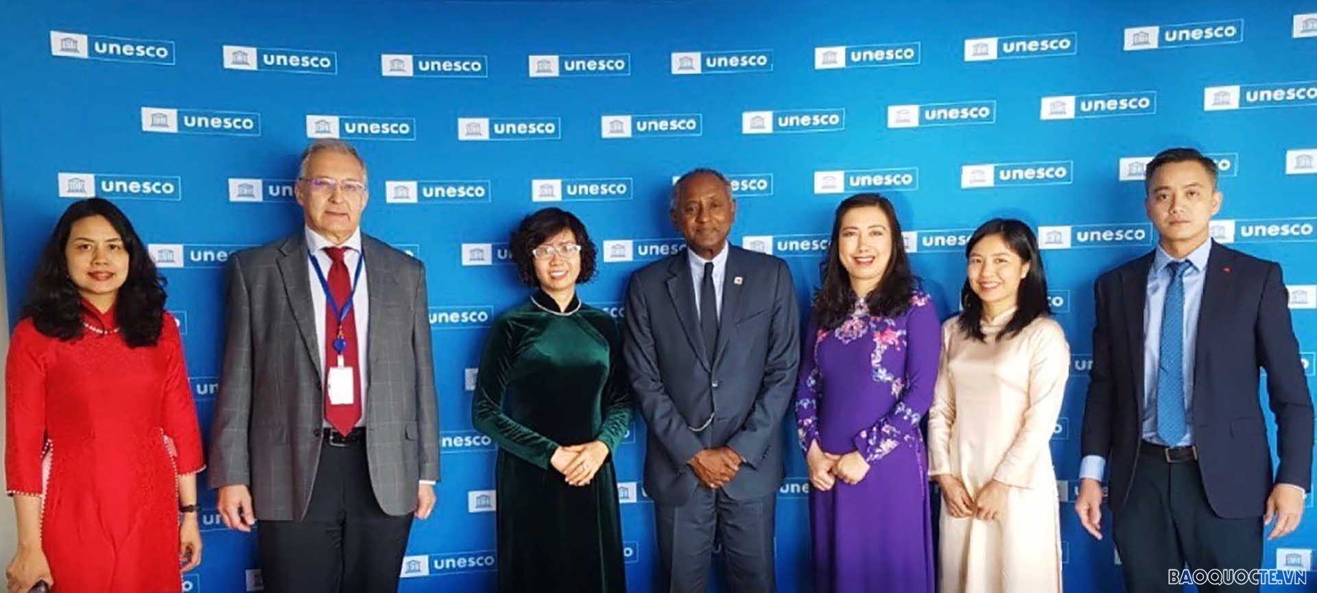 Bà Lê Thị Thu Hằng, Trợ lý Bộ trưởng Ngoại giao, Trưởng Đoàn Việt Nam gặp làm việc với lãnh đạo UNESCO. Bà Lê Thị Thu Hằng, Trợ lý Bộ trưởng Ngoại giao, Trưởng Đoàn Việt Nam gặp làm việc với lãnh đạo UNESCO.