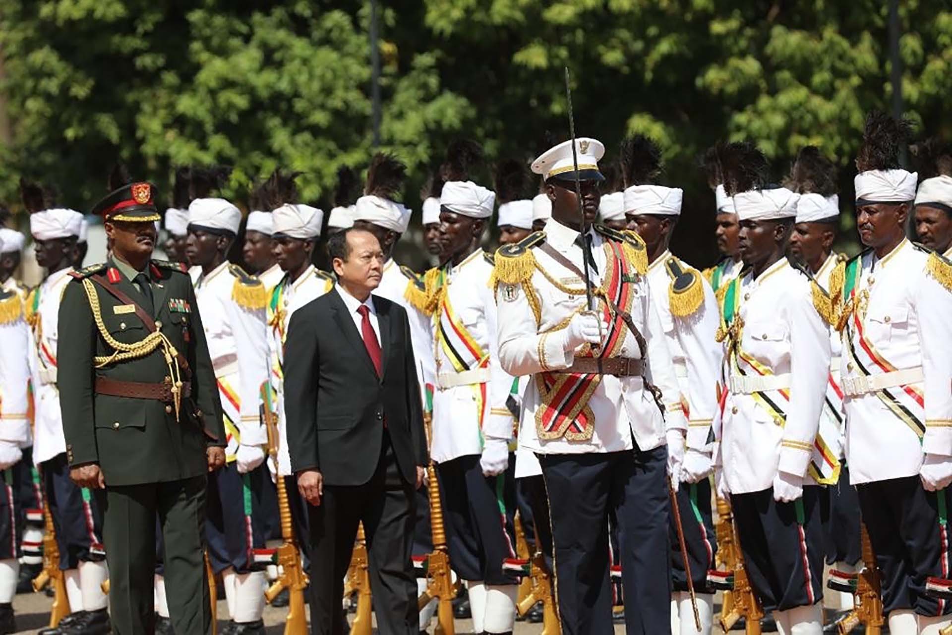 Đại sứ Nguyễn Huy Dũng trình Thư ủy nhiệm lên Chủ tịch Hội đồng Nhà nước chuyển tiếp Cộng hòa Sudan