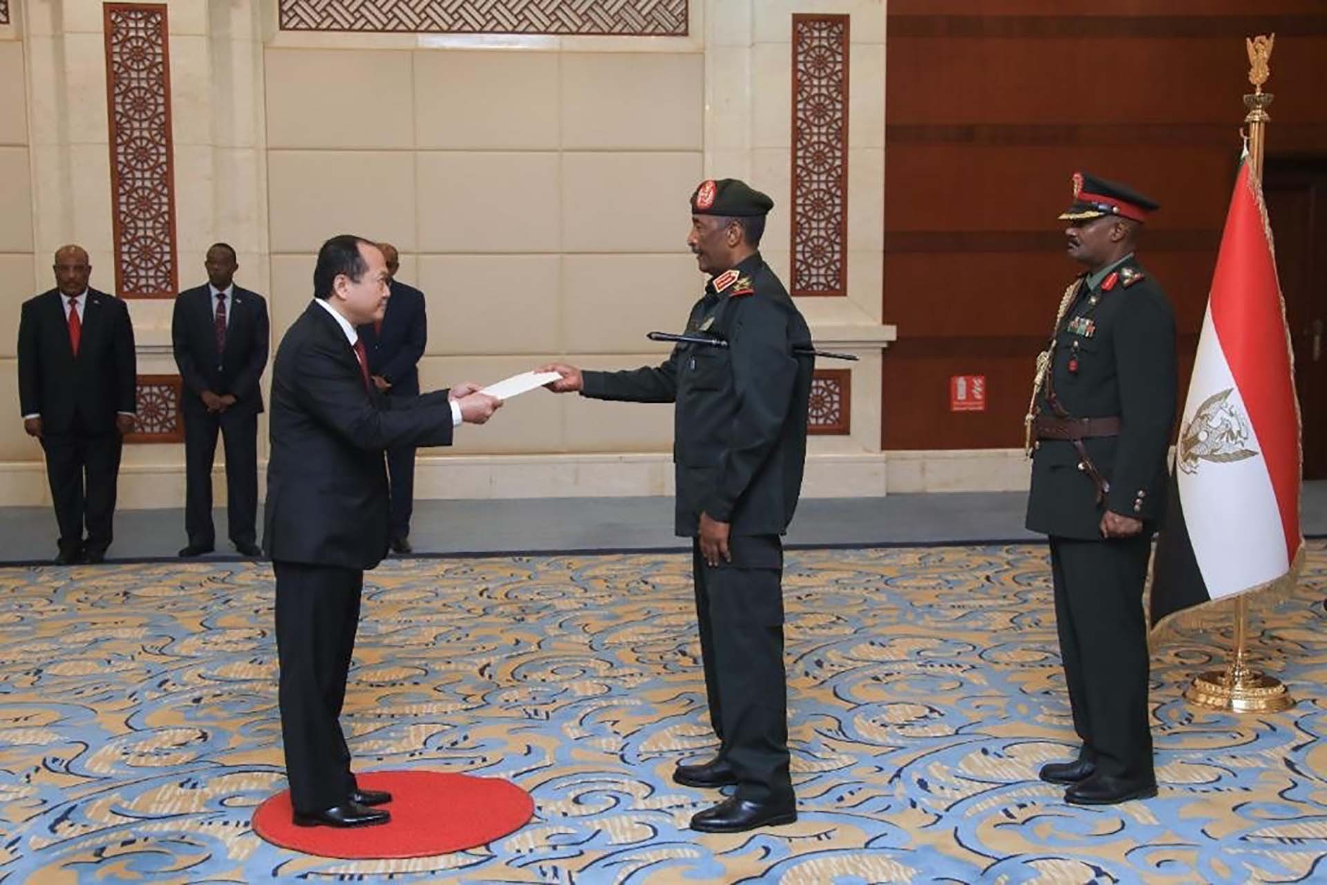 Đại sứ Nguyễn Huy Dũng trình Thư ủy nhiệm lên Chủ tịch Hội đồng Nhà nước chuyển tiếp Cộng hòa Sudan Abdel Fattah Al-Burhan.