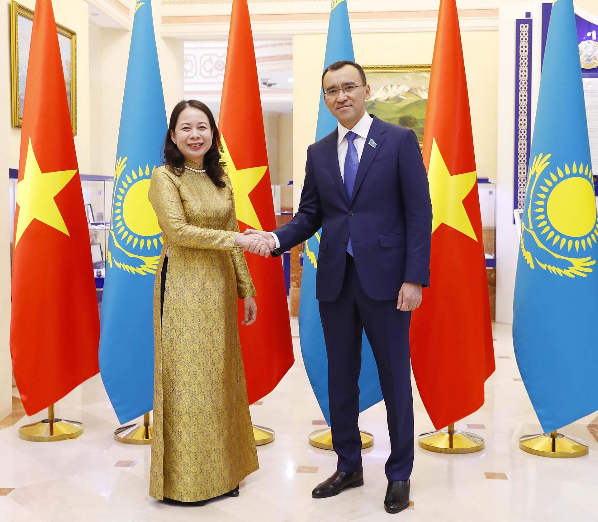 Phó Chủ tịch nước Võ Thị Ánh Xuân hội kiến Chủ tịch Thượng viện Kazakhstan Maulen Ashimbayev. (Nguồn: TTXVN) Phó Chủ tịch nước Võ Thị Ánh Xuân hội kiến Chủ tịch Thượng viện Kazakhstan Maulen Ashimbayev. (Nguồn: TTXVN)