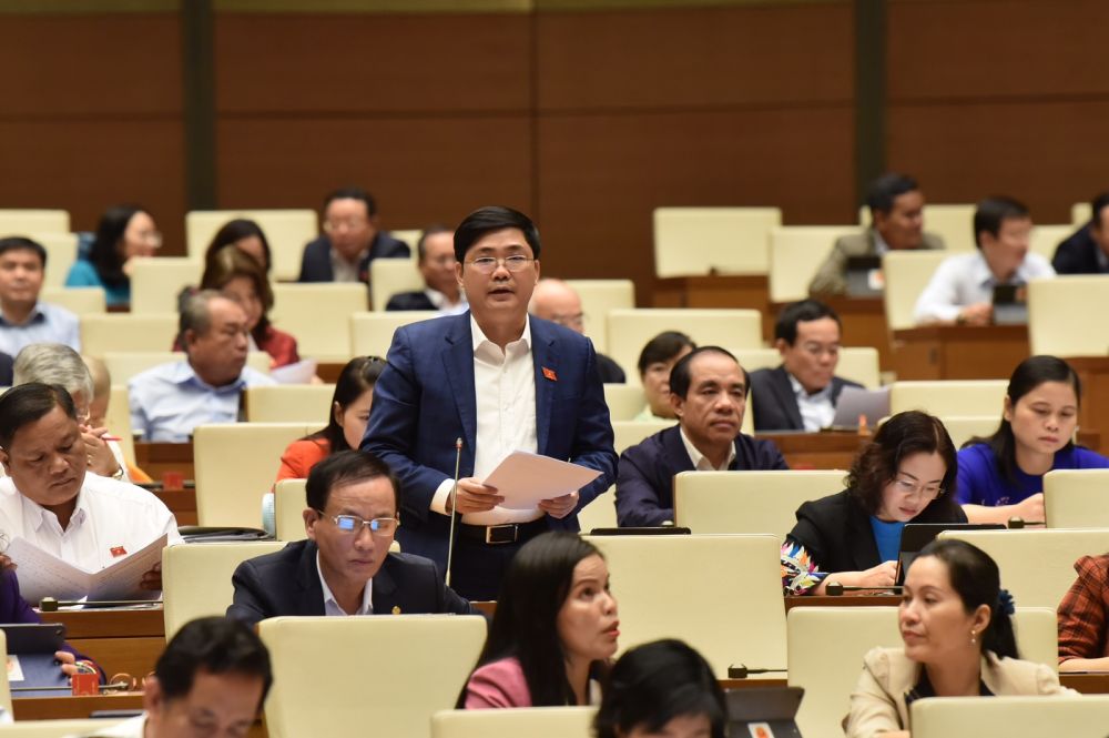 Quốc hội thảo luận về tình hình kinh tế-xã hội và ngân sách nhà nước