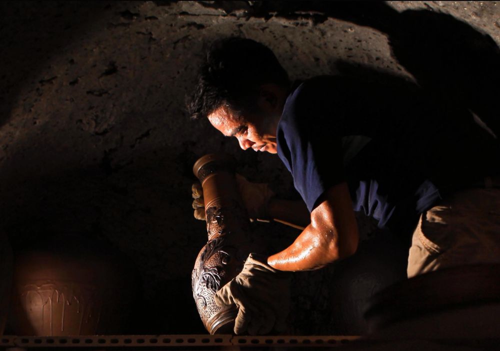 Nghệ nhân, nghệ sĩ mỹ thuật Nguyễn Hồng Quang trong lò gốm.