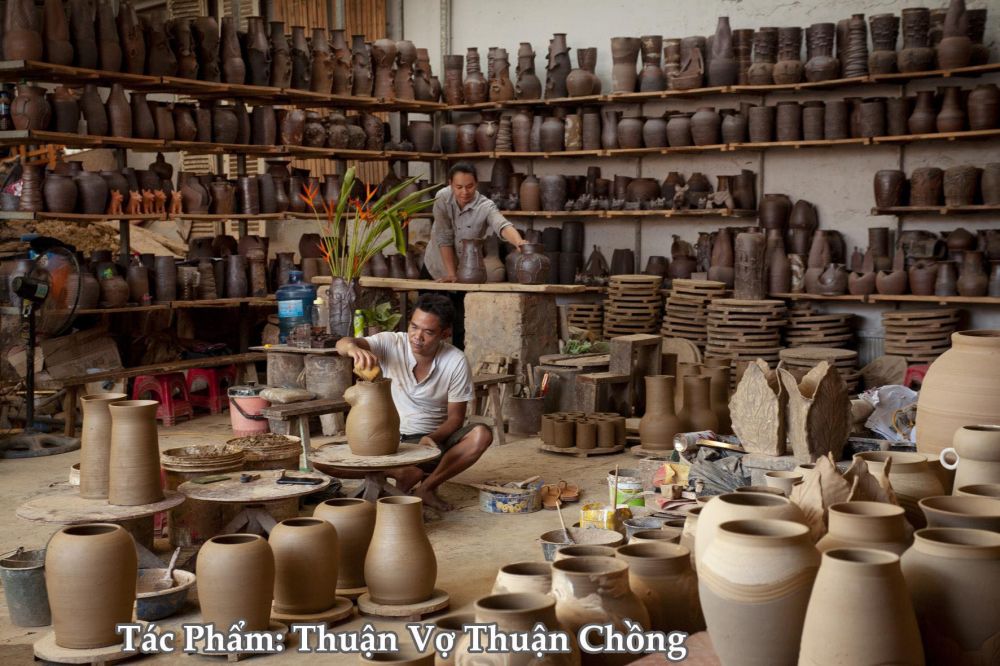 Vợ chồng Anh Quang đang chăm sóc các sản phẩm mới ra lò