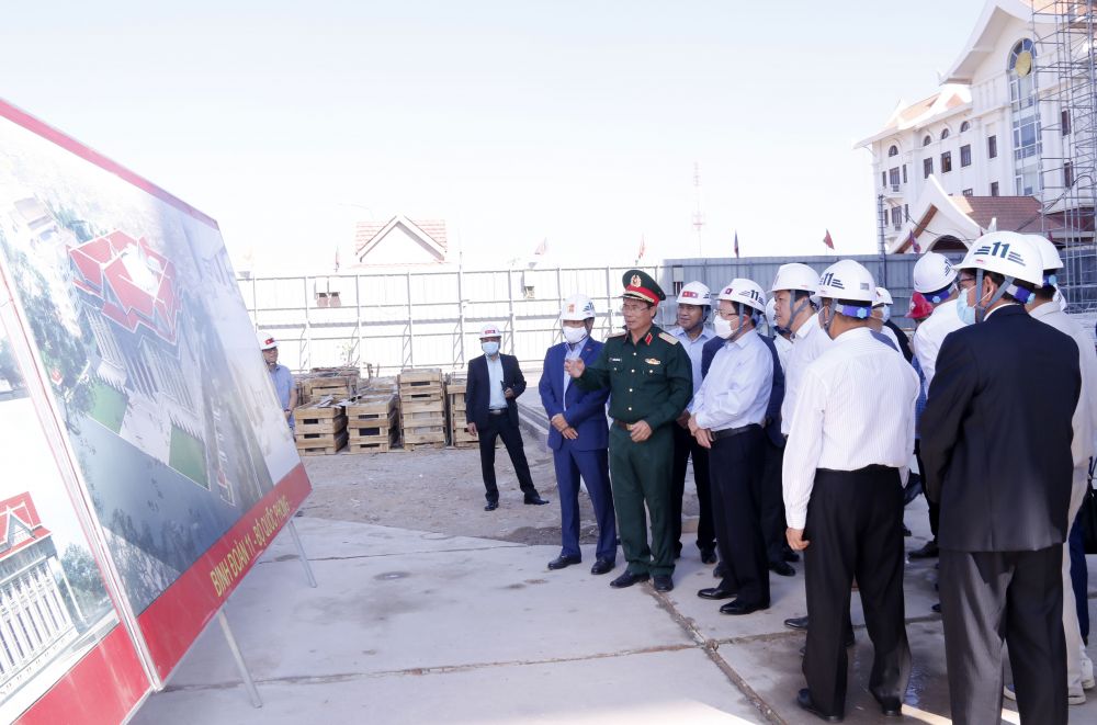 Phó Thủ tướng, Bộ trưởng Ngoại giao Phạm Bình Minh đã đến thăm Dự án xây dựng Nhà Quốc hội mới của Lào