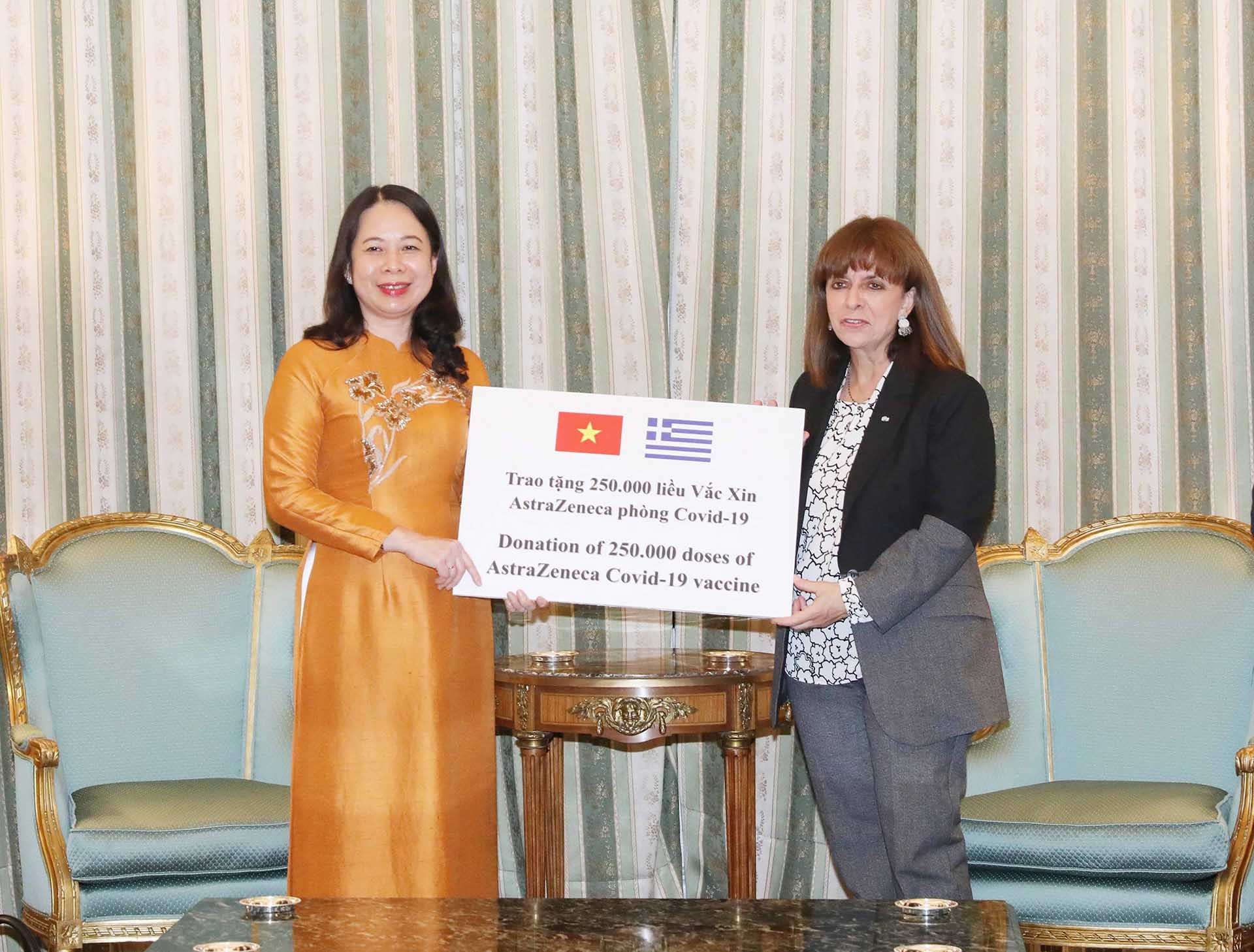 Tổng thống Hy Lạp Katerina Sakellaropoulou trao tặng Việt Nam 250.000 liều vaccine AstraZeneca phòng Covid-19. (Nguồn: TTXVN)