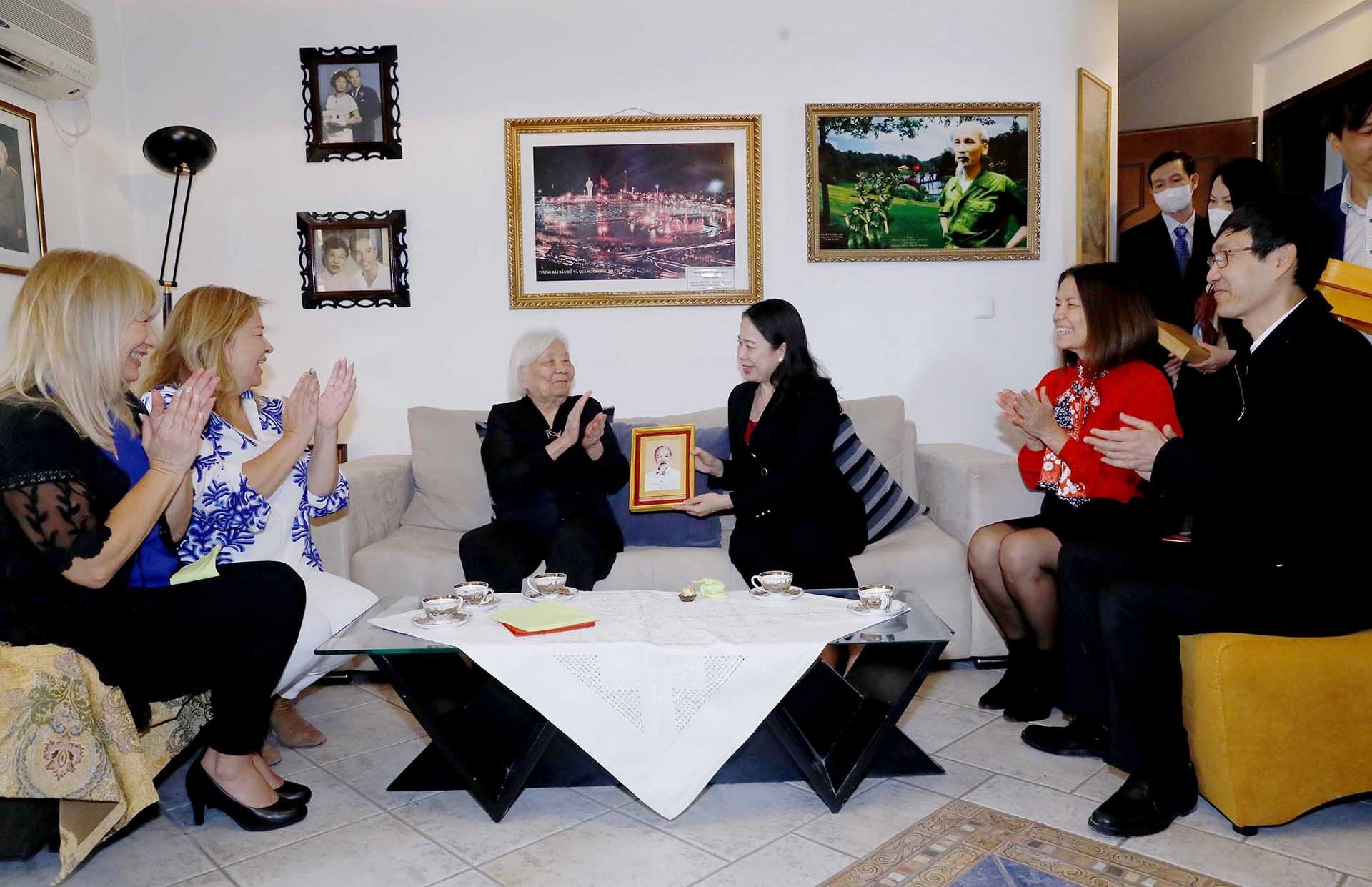 Phó Chủ tịch nước Võ Thị Ánh Xuân đến thăm hỏi và tri ân gia đình cố Anh hùng lực lượng Vũ trang đồng chí Kostas Nguyễn Văn Lập. (Nguồn:  TTXVN)