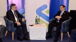 Thủ tướng Phạm Minh Chính tiếp Chủ tịch Ngân hàng Standard Chartered