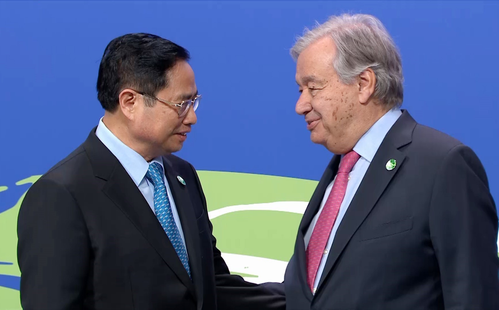 Tổng Thư ký Liên hợp quốc Antonio Guterres đón Thủ tướng Phạm Minh Chính đến dự Hội nghị COP26. (Nguồn: TTXVN)