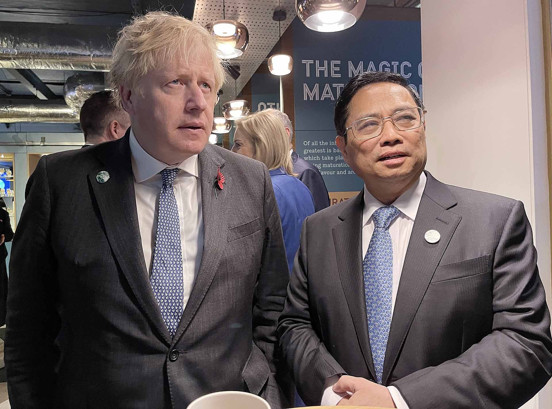 Thủ tướng Phạm Minh Chính trao đổi với Thủ tướng Vương Quốc Anh Boris Johnson. (Nguồn: TTXVN)