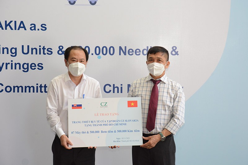 Ông Nguyễn Hoài Nam (trái), Phó Giám đốc Sở Y tế TP.HCM nhận tượng trưng quà tặng từ ông Nguyễn Trọng Mai Lâm, TGĐ Công ty TNHH CZ Slovakia Việt Nam. (Ảnh: TT)