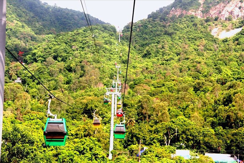 Hệ thống cáp treo phục vụ du khách tham quan núi Cấm. (Ảnh: Chiền Khu)