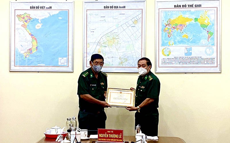 Thừa uỷ quyền của Bộ Tư lệnh BĐBP, Đại tá Nguyễn Thượng Lễ, Chỉ huy trưởng BĐBP An Giang trao Bằng khen cho Đồn BPCKQT Tịnh Biên. (Ảnh: Chiến Khu)