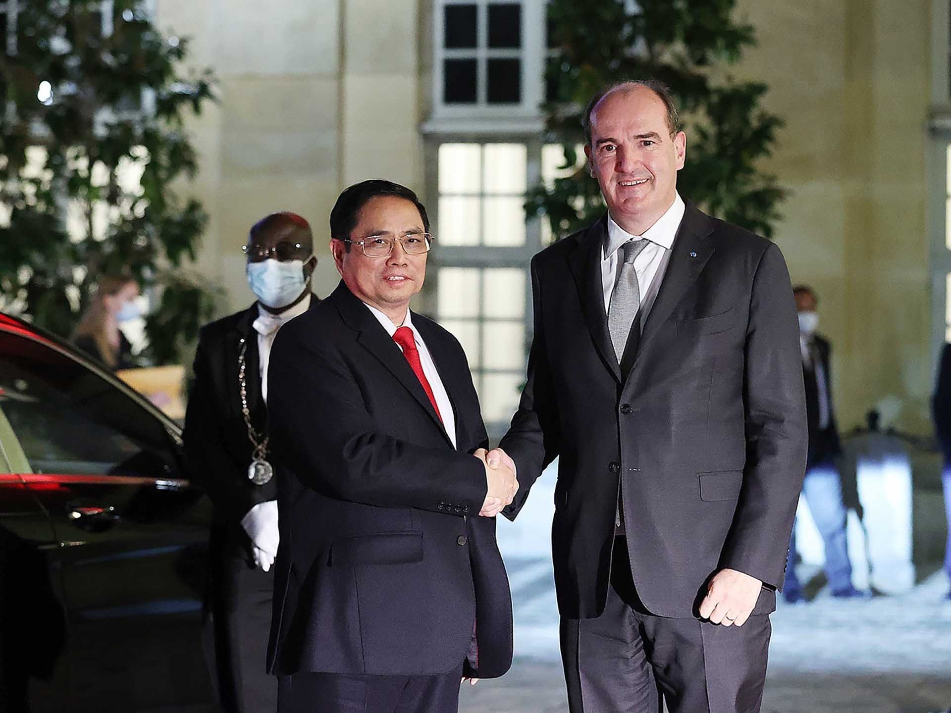 Thủ tướng Pháp Jean Castex đón Thủ tướng Phạm Minh Chính. (Nguồn: TTXVN)