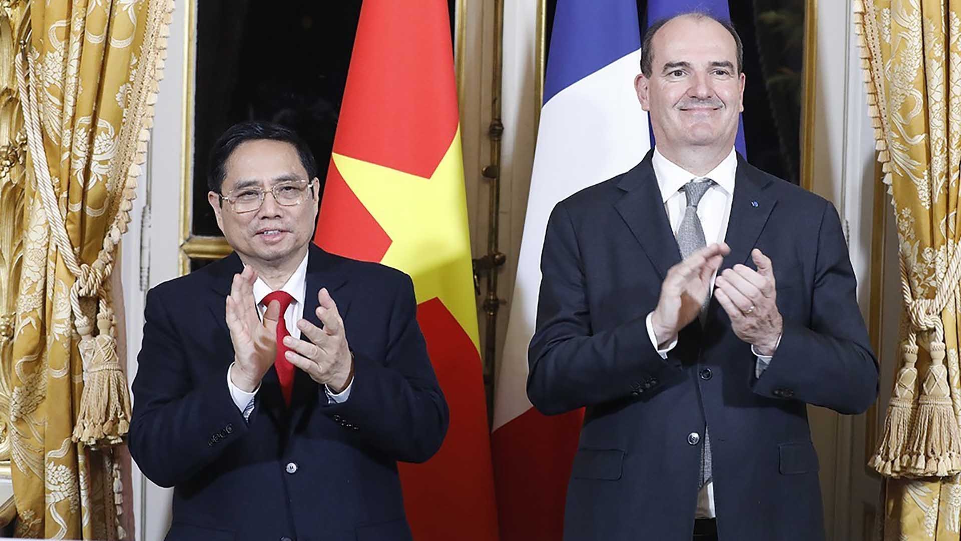 Thủ tướng Phạm Minh Chính và Thủ tướng Pháp Jean Castex tại lễ ký. (Nguồn: TTXVN)