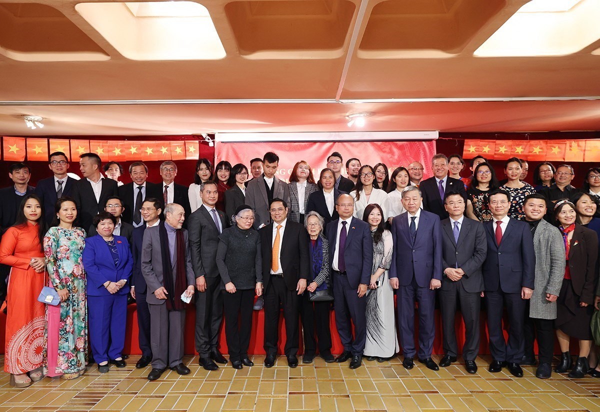 Thủ tướng Phạm Minh Chính với các kiều bào. (Nguồn: TTXVN)