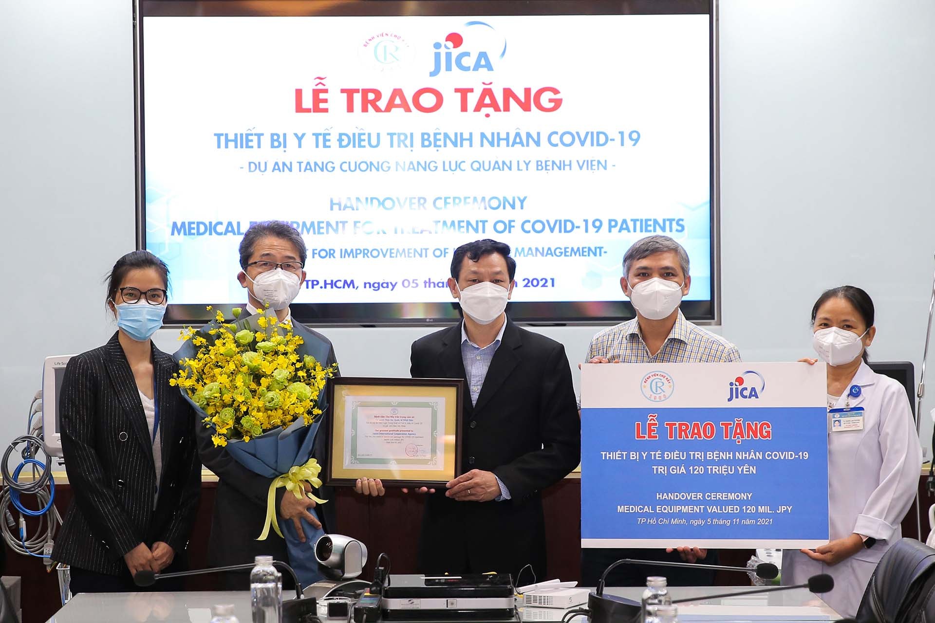 Ông MASUDA Chikahiro, Trưởng Văn phòng chi nhánh JICA tại Tp. HCM (thứ hai từ trái sang) và ông Nguyễn Tri Thức, Giám đốc Bệnh viện Chợ Rẫy (thứ ba từ trái sang) trong Lễ trao tặng lô thiết bị y tế. (Nguồn: JICA Việt Nam)
